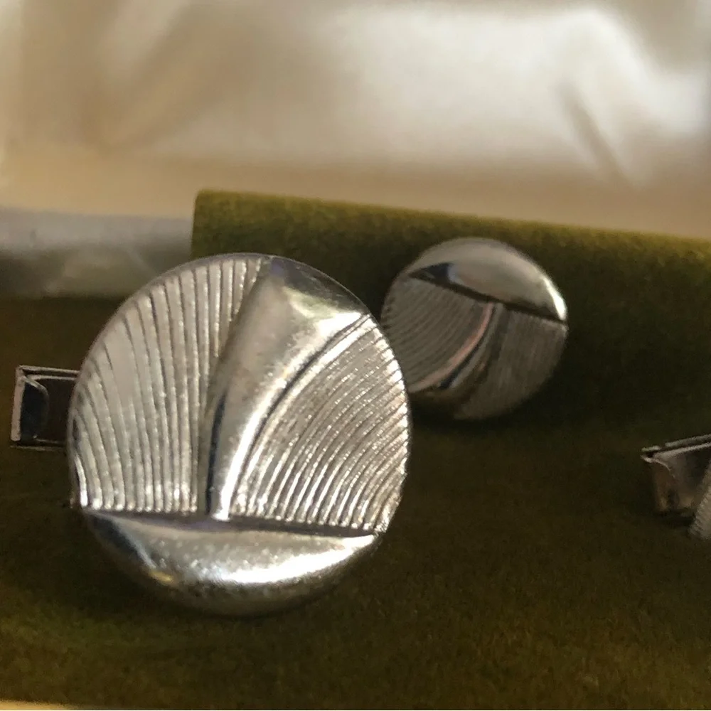 Men’s vintage textured design cuff link and tie pin boxed set